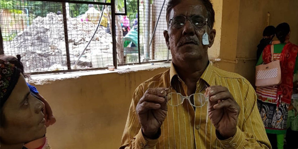 गरीबों को दिलाएं उन्हें साफ़ देखने का हक़ उन्हें भेंट करके सिर्फ एक ऐनक